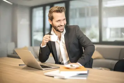 Collega's stemmen de aanpak van een project af