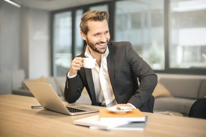 Sales-professional in telefonisch verkoopgesprek aan de telefoon tijdens Growsult Telefonische Verkoop training