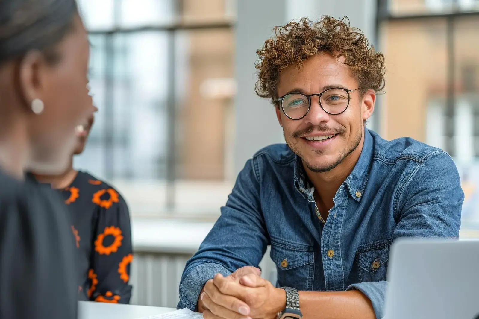 Deelnemer in gesprek met trainer tijdens Effectief Beïnvloeden