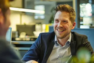 Twee professionals onderhandelen aan tafel
