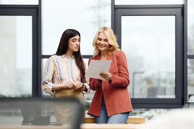 HR-adviseur in gesprek met een medewerker
