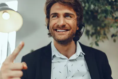 Klantadviseur met headset in een telefoongesprek