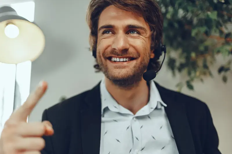 Sales-professional in telefonisch verkoopgesprek aan de telefoon tijdens Growsult Telefonische Verkoop training