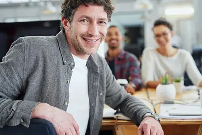 Lachende professionals overleggen over hun samenwerking