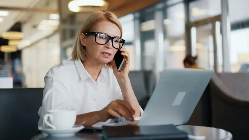 Sales-professional in telefonisch acquisitiegesprek tijdens Growsult Koude Acquisitie training