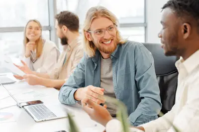 Professionals in helder overleg tijdens een werkbespreking
