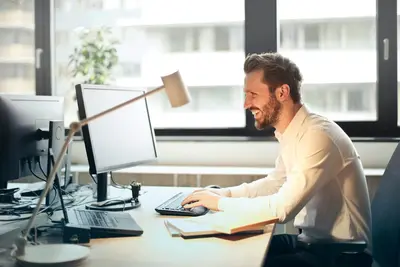 Professional werkt geconcentreerd op kantoor
