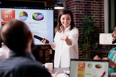 Spreker presenteert met overtuiging voor een groep collega's