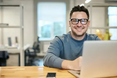 Manager stemt de aanpak af met een medewerker
