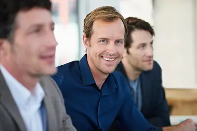 Manager bespreekt de verkoopstrategie met haar team