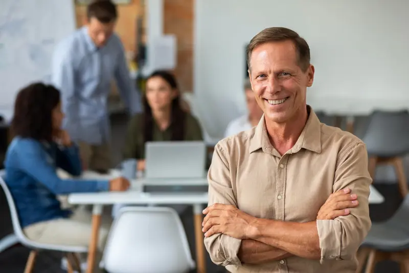 Twee collega's werken samen aan een casus tijdens een incompany training op hun eigen kantoor